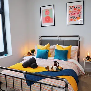 Urban Chic: Trendy 2-bedroom With Smart Amenities Apartment